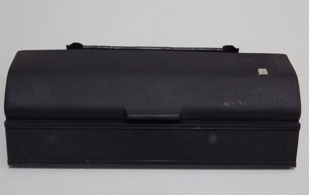 Крышка вещевого ящика 2106 в сборе с петлей (2103-5303020) завод (Сызрань) Крышка вещевого ящика 2106 в сборе с петлей (2103-5303020) завод (Сызрань)