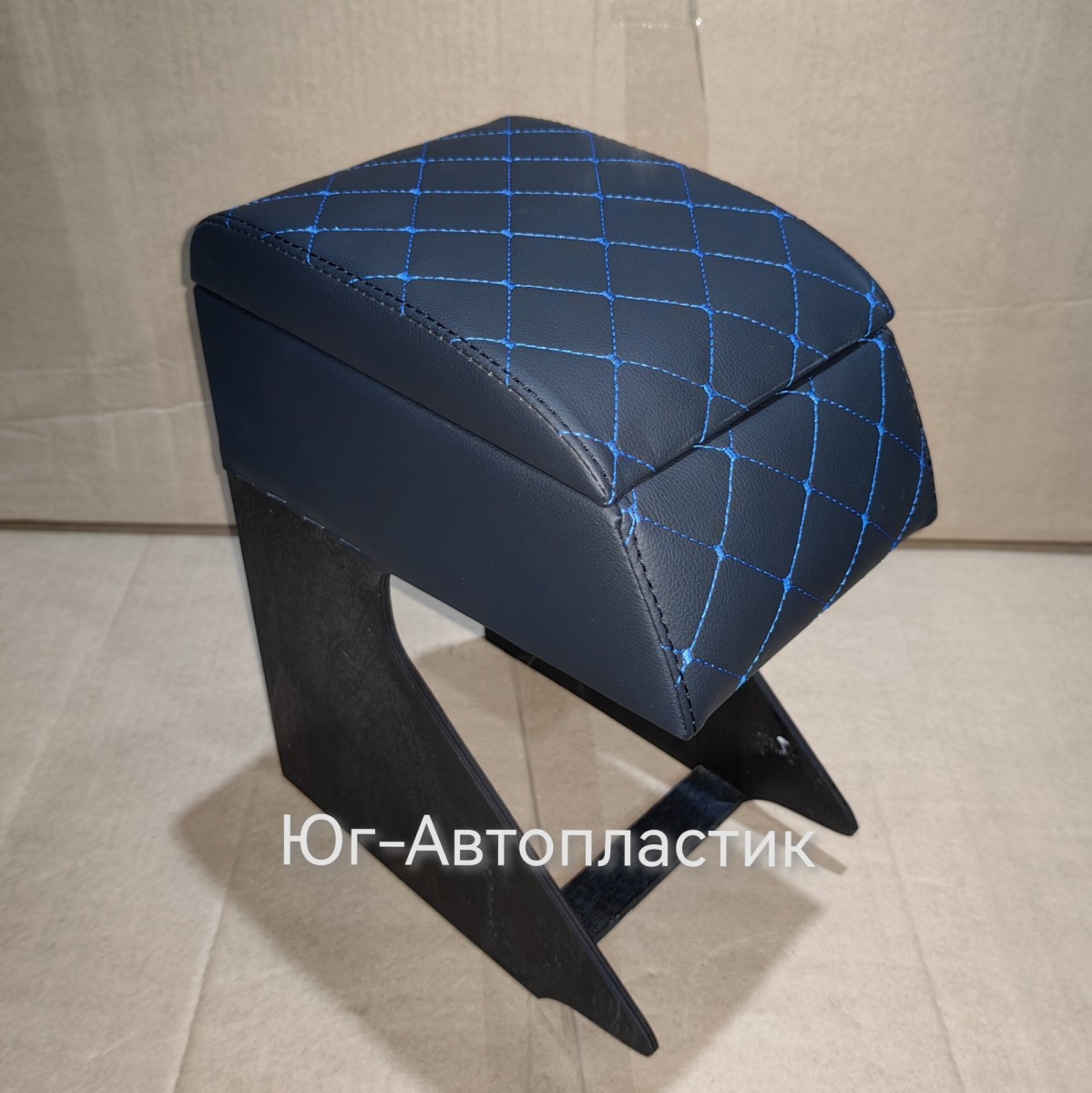 Бар-подлокотник 2121 НИВА без выреза ромб синяя нить Бар-подлокотник 2121 НИВА без выреза ромб синяя нить